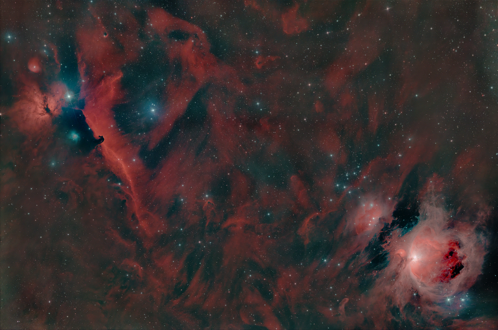 Weitfeldbild im Sternbild Orion. Orionnebel M 42 rechts unten,  Flammennebel NGC 2024 links oben und Pferdekopfnebel Barnard 33 rechts unterhalb des Flammennebels.